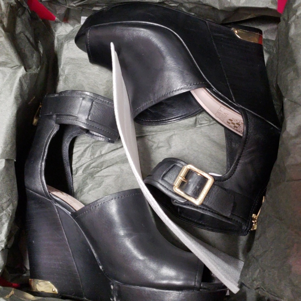 Size7 Vince Camuto Black Heels with Gold details